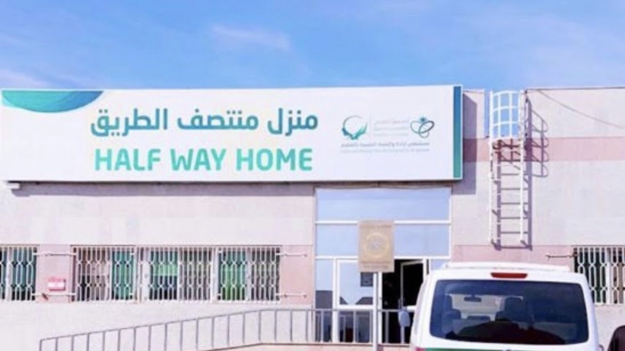 مستشفى إرادة والصحة النفسية يحتفي بتخريج المتعافي ٦١ ضمن برنامج “منتصف الطريق”