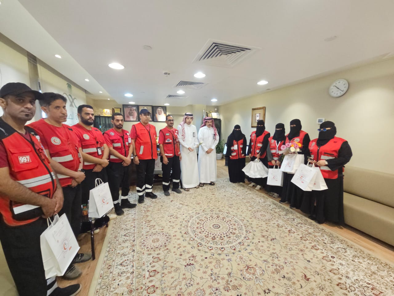 مستشفى المذنب العام يستقبل فريق الهلال الأحمر في مبادرة إنسانية